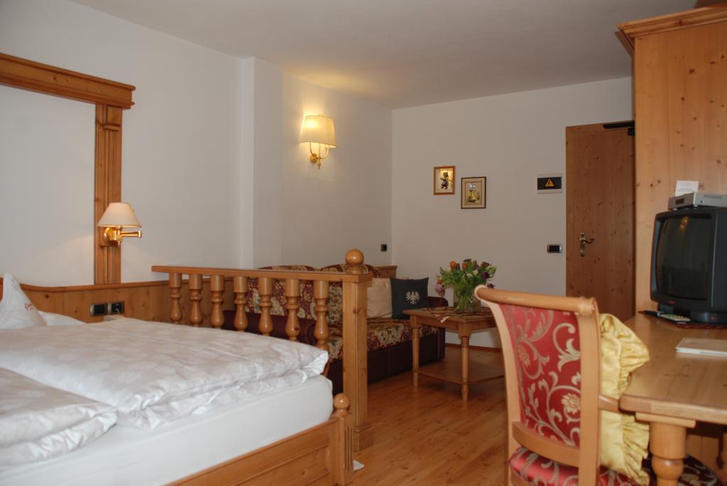 Hotel Flora Selva di Val Gardena Habitación foto