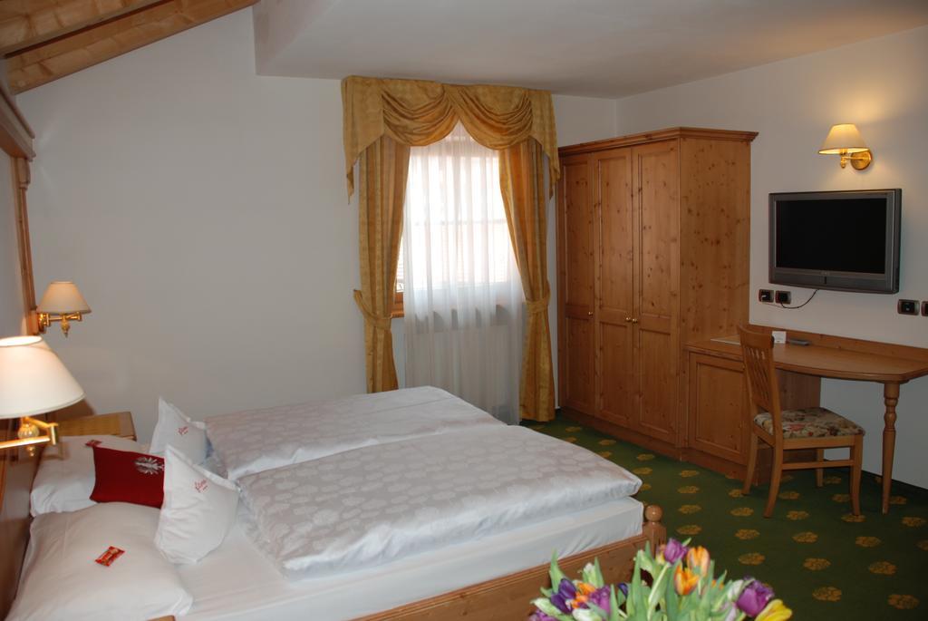 Hotel Flora Selva di Val Gardena Habitación foto