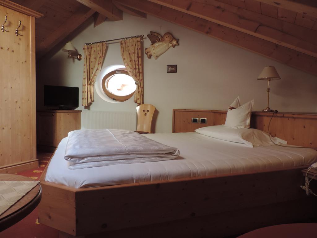 Hotel Flora Selva di Val Gardena Habitación foto