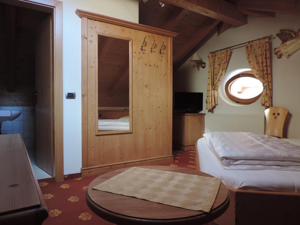Hotel Flora Selva di Val Gardena Habitación foto